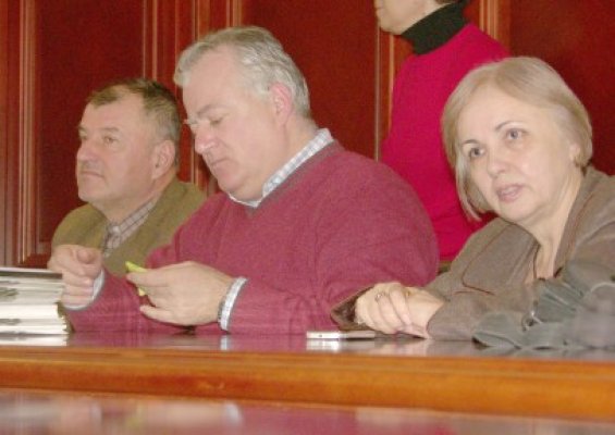 În războiul dintre RATC şi Casa de Pensii, de vină sunt morţii cu legitimaţii de călători